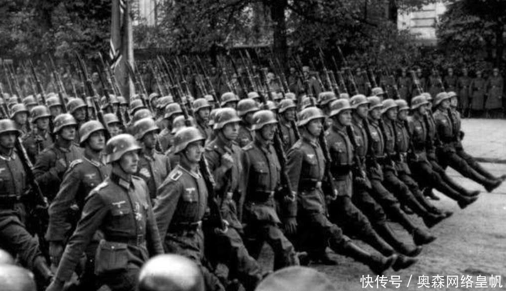 骄傲|老照片：德军攻占波兰，希特勒飞往华沙举行大阅兵，一脸骄傲！
