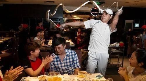 玩吧|海底捞再现“奇葩吃法”，服务员都烦，网友自己叫外卖在家玩吧