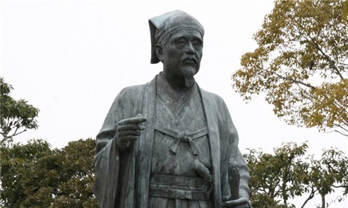 子孙后代|日本葬着一个中国人，他的子孙后代去扫墓，德川家族也得全程陪同