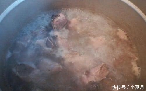  错误|排骨焯水后为何又腥又硬，看看大厨都是怎么做的？