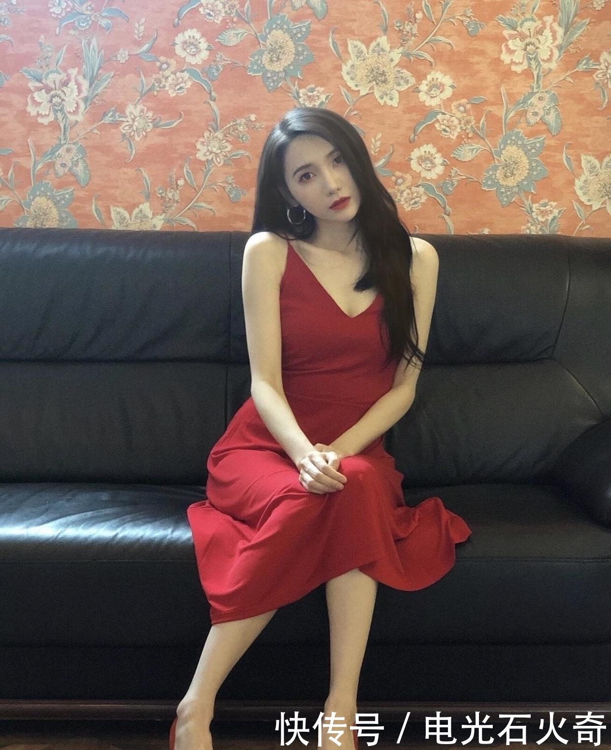 显得|陆婷穿红色“吊带裙”太养眼,显得身材凹凸有致,女人味十足!