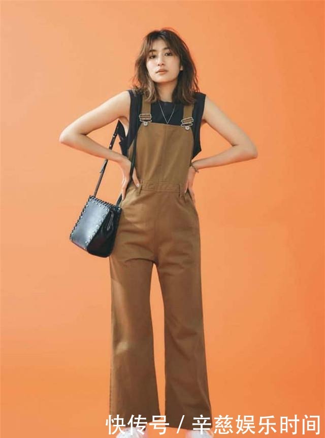 运动鞋|日本女孩太会穿,运动鞋配吊带裙,不会捂脚还时髦