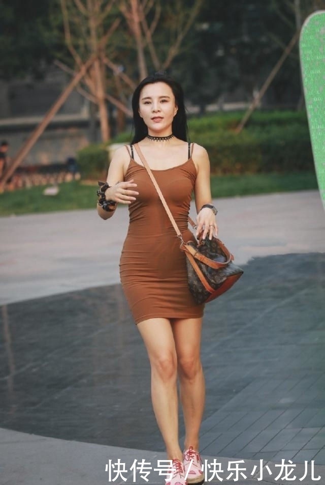  秋裤|穿搭：小妹妹，粉色头发哪里做的？把秋裤穿出丝袜的感觉