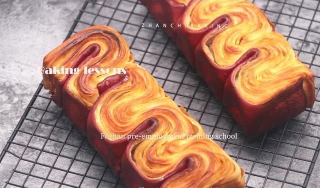 详细|从揉面、整形到烘烤,这里有超详细的「丹麦面包」制作方法技巧