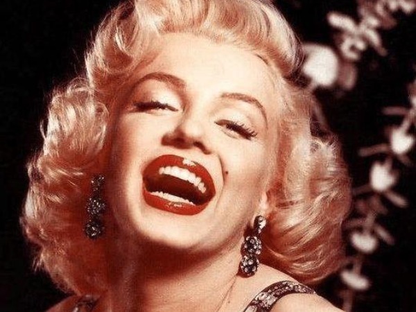  拇指|身体有“缺陷”的4位明星，一位没有子宫，一位没有拇指！