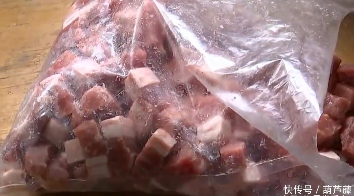 收到|杭州一男子在拼多多上买五花肉，收到感觉像人造肉？皮一撕就掉！