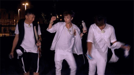  衣领|迪丽热巴拉张艺兴衣领，黄磊露标准“姨夫笑”，5个字真相了！