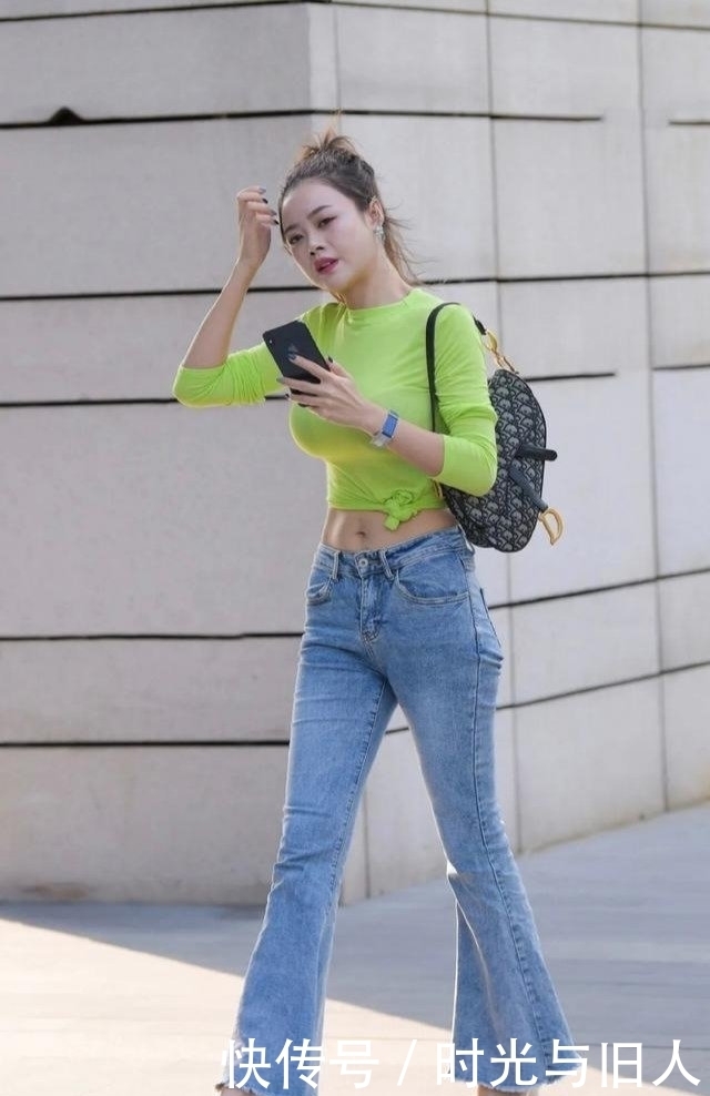 贵妇|贵妇才是时尚标杆,把简单喇叭裤变成潮流单品,大家都忍不住跟风