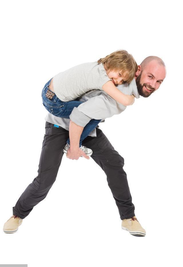  拒收|收养十几年 亲妈来认亲给30万 养父拒收 去一趟养女学校 含泪收下