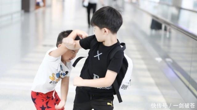  机场|小鱼儿和安吉在机场打架！鱼儿挥拳打安吉，最后被揪住耳朵教训