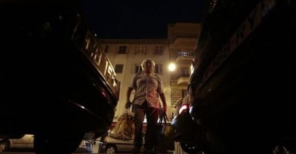 老人|这位老人每月退休金2万，却捡垃圾为生，得知背后原因，沉默！