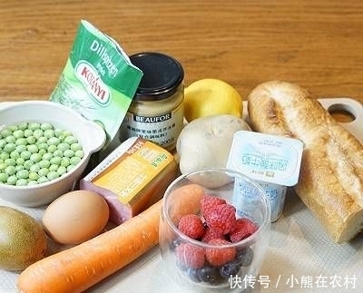 法棍面包|早餐:酸奶水果捞火腿绿豆沙拉