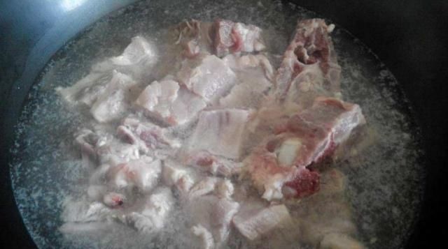口感|焯排骨用“冷水”还是“沸水”做错了肉发柴,以后别犯这错误了