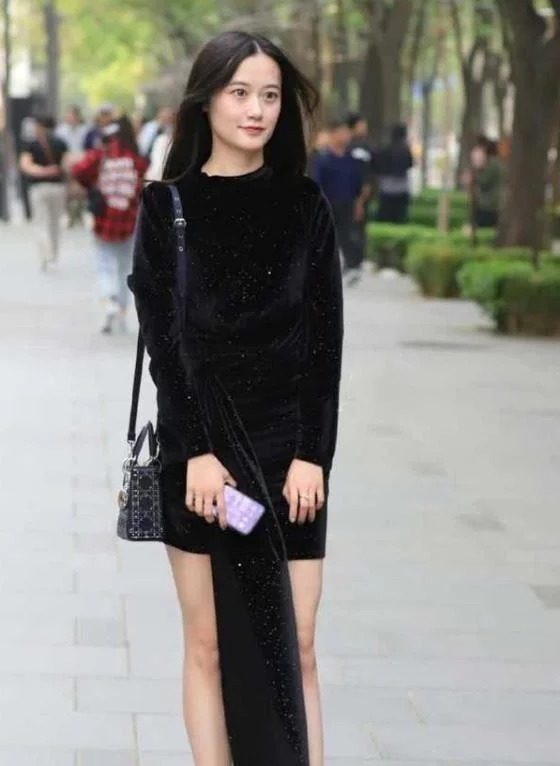 身穿|街拍:气质高雅的小美女,身穿黑色的长款外套,时尚达人气质