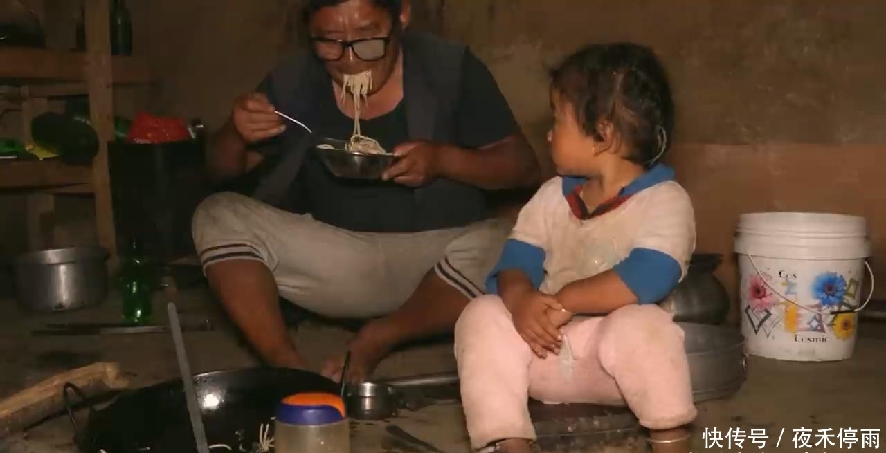 村长|中国小伙砍十斤黑猪肉拜访尼泊尔村长,村长用猪肉炒面招待我