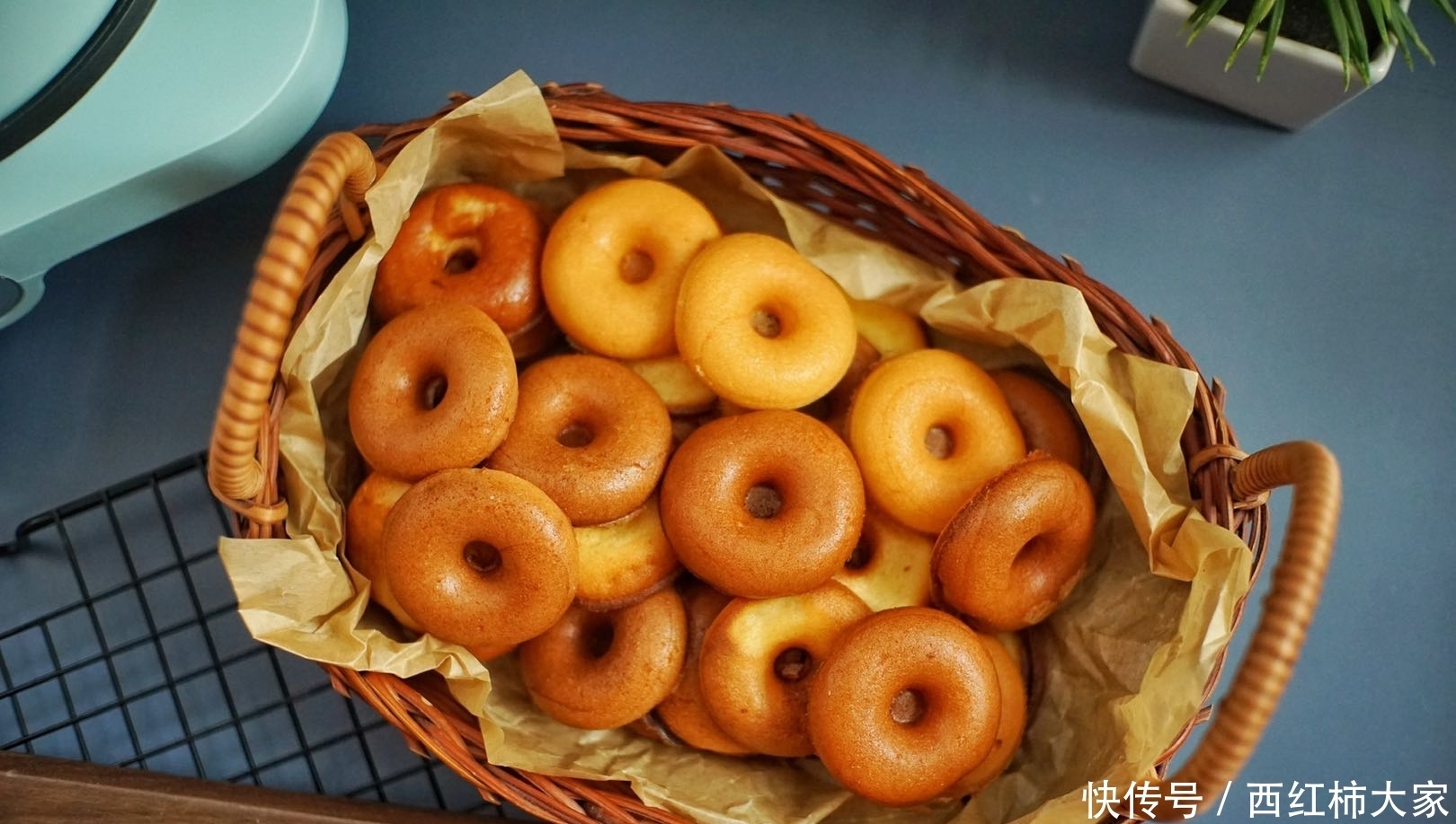 做出|不用烤箱,就能轻松做出甜甜圈小蛋糕,自己DIY爱怎么吃就怎么吃