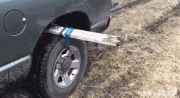 汉堡|搞笑GIF:精致女孩是这样吃汉堡的?