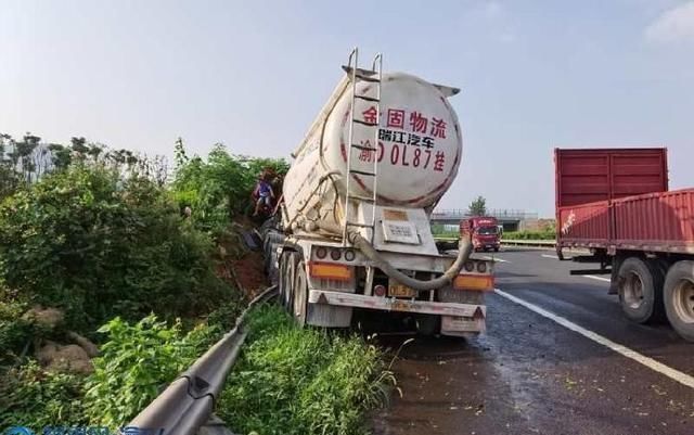  车道|头天晚上打麻将一早开车打瞌睡，大罐车冲到对向车道损失超30万元