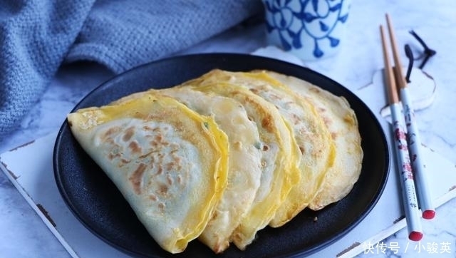 早餐|1把韭菜5个鸡蛋，教你懒人早餐，不和面不揉面，出锅孩子连吃3个