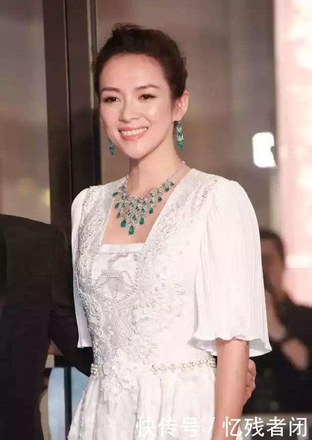  身着|影后章子怡，身着白裙戴着价值三千万的翡翠，也可以如此美丽！