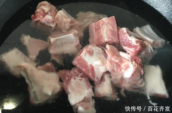 做法|为什么排骨焯水后又腥又柴看完大厨的做法才明白,原来水用错了
