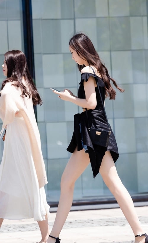 牛仔|花瓣边一字肩搭配牛仔衬衫裤,清凉大方,尽显白皙大长腿