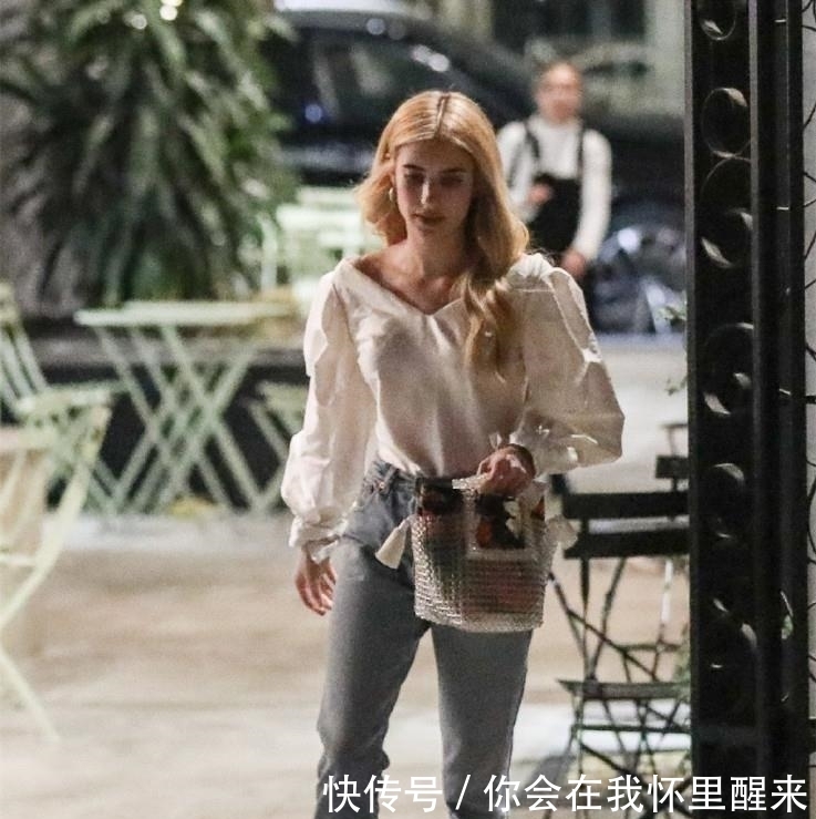 漂亮|艾玛·罗伯茨越来越漂亮，穿着泡泡袖夹克搭配高腰牛仔裤