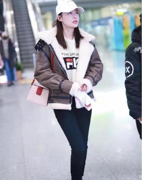 棉袄|大棉袄穿着太老气,一身羊羔绒保暖又时髦,让你气质大提升