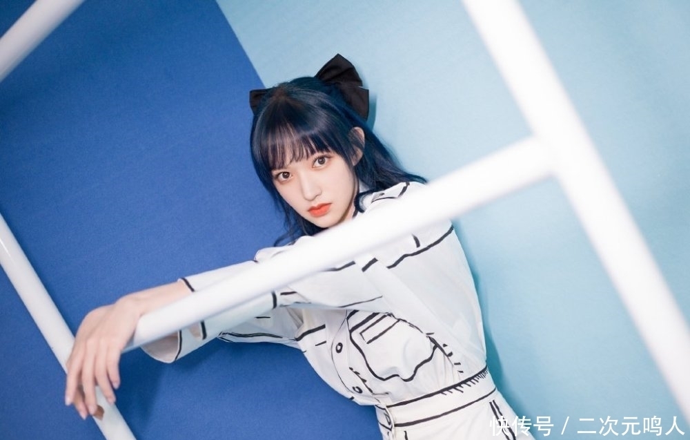 涂鸦|程潇好精致，穿1万9的涂鸦套装裙戴蝴蝶结发卡，比漫画女主还美