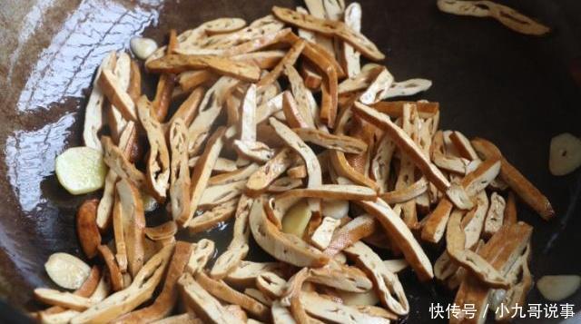 孩子|这三样素菜一起炒,实在太好吃了,三天两头给孩子吃,提高免疫力