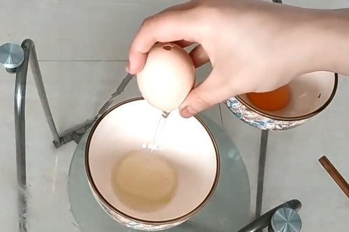 家里|用1根筷子在鸡蛋上戳2个洞,解决了家家户户的烦恼,省钱又实用