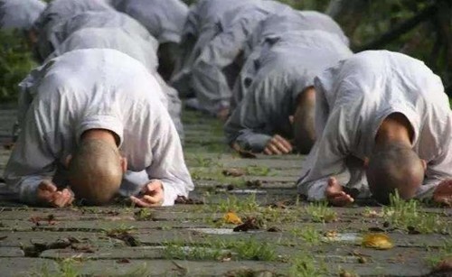 寺庙|朱元璋去寺庙拜佛，问方丈：朕要跪吗？方丈妙对8字，逃过一劫