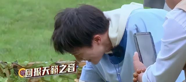 节目|用歌声跟大鹅交流,周深如何成为《新手驾到》最吸引人的仔?