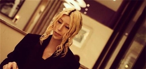 文化|日本第一牛郎:一晚收入3000万,26岁坐拥3亿资产,像极了一明星