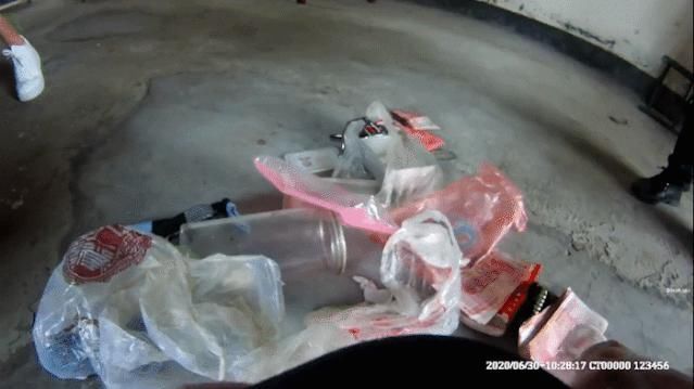 巨款|老太太20万巨款不翼而飞,门锁完好无损民警找了整整一天,发现…