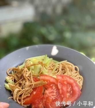  干辣椒|夏天要多吃面条，教你个懒人做法，一人三碗不够吃！大家别错过！