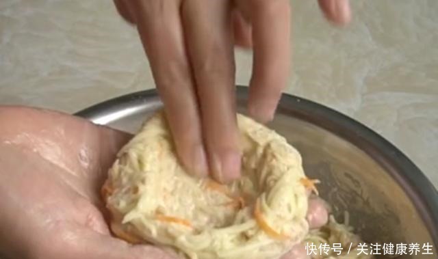 鸡蛋|土豆和鸡蛋这样做太香了,不炒也不炖,少油健康又营养,孩子爱吃