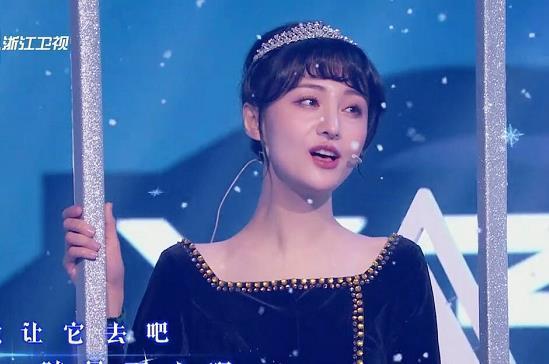 关晓彤跟|关晓彤笑场《王牌对王牌》与郑爽对唱时憋笑,被吐槽不礼貌