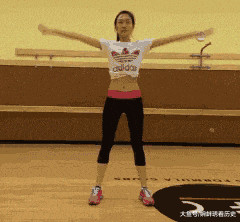  一旁|搞笑GIF：新郎抱伴娘，新娘在一旁，看来这婚是结不成了