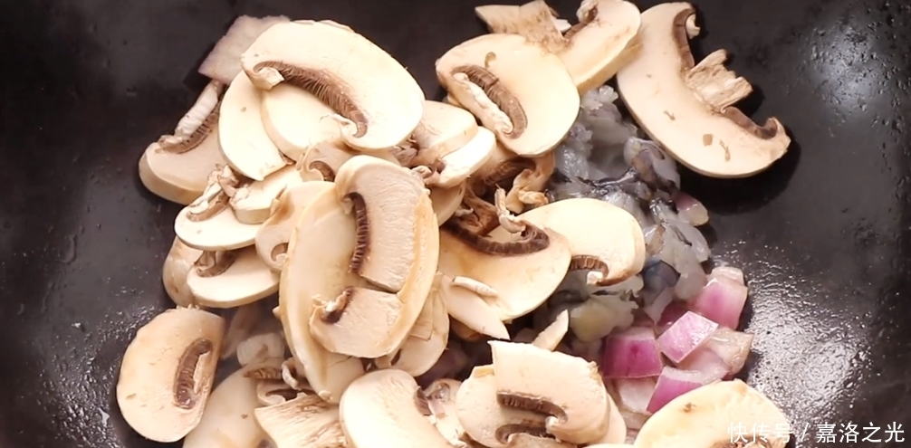 浓郁|奶油蘑菇汤,饭店几十元一份,教你自己做,奶香浓郁,家人特爱吃