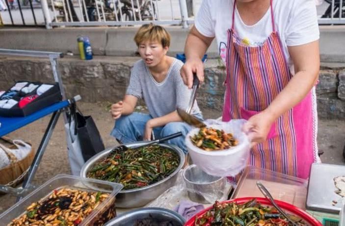 成本|大娘路边卖“天价”烧烤,4元一条,成本不到1块,出摊一会就抢空