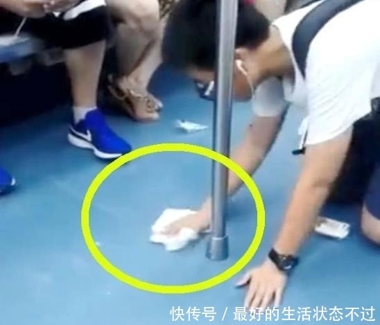 爱孩子|两个小男孩坐车,看了他们举动,网友表示:自愧不如