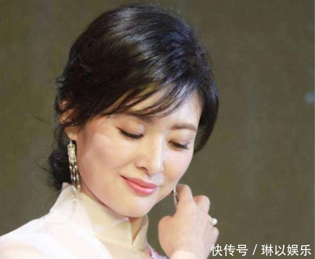  主持|她曾主持17届春晚，后来不再主持春晚，竟是被董卿“打败”