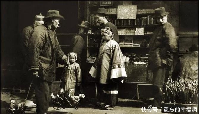 老照片|100年前高清老照片 火热的面摊 普通人家的两菜一汤