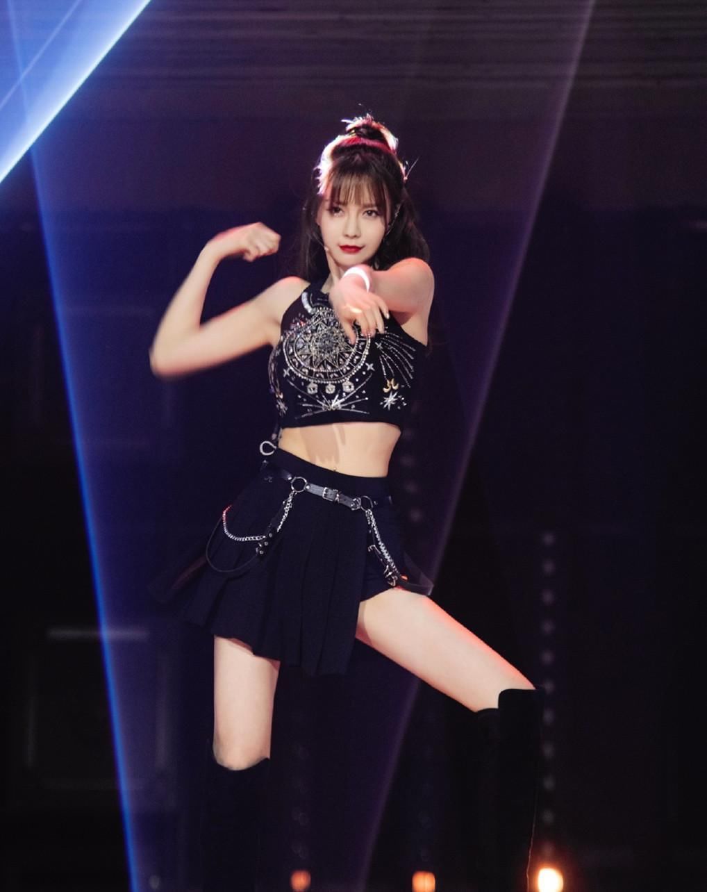  抢夺|姐姐们穿大牌争c位，却被杜华抢夺视线，网友：怕不是来搅局的