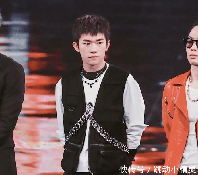 易烊千玺|《街舞3》总决赛易烊千玺坐姿慵懒,粉丝像极了在家看电视的我