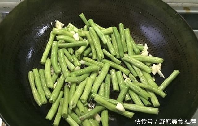  把面条|做豆角焖面，先煮面还是直接焖？其实都不如用这招，不粘还入味