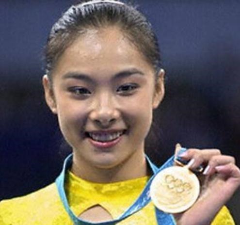 退役|从奥运冠军到女明星,41岁刘璇拼二胎,孕晚期带大肚倒立劈叉