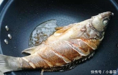 倒油|无论煎啥鱼,“最怕”先开火后倒油,学会这技巧,鱼肉金黄不破皮