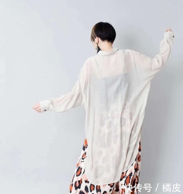 早秋|为什么日本女人都喜欢穿“透视衬衫”?夏末早秋的时髦,全靠它撑